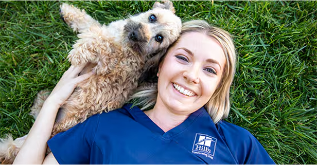 Loomaarsti abiline halli ja pruuni kassiga