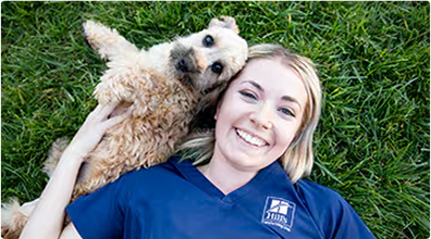 Naine murul koos koeraga lebamas