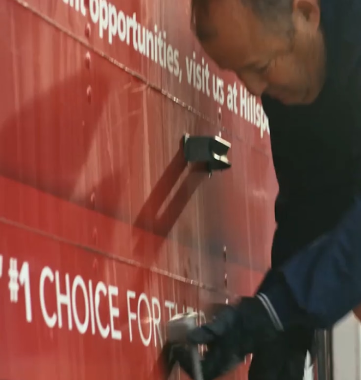 mees, kes töötab Hill's Disaster Relief Networkis