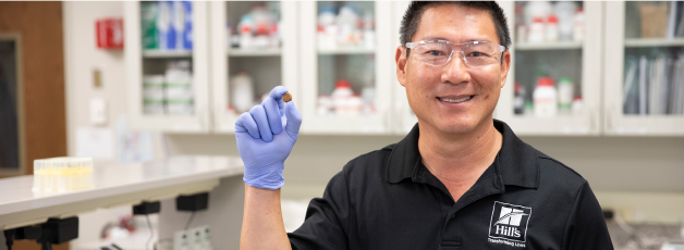 Hill's-i teadur hoidmas käes Hill's-i lemmikloomatoidu krõbinat